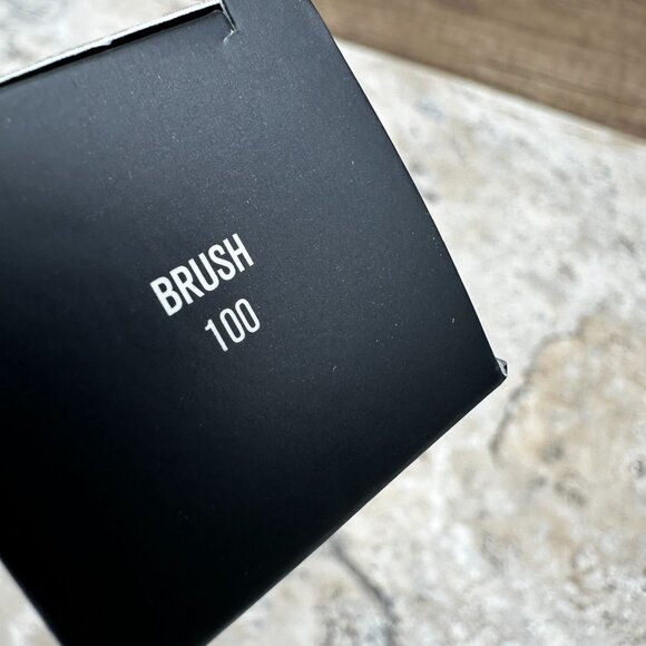 Bundle IL Makiage Flawless Base Foundation Woke Up #040, Blending Brush #100 - Picture 9 of 11